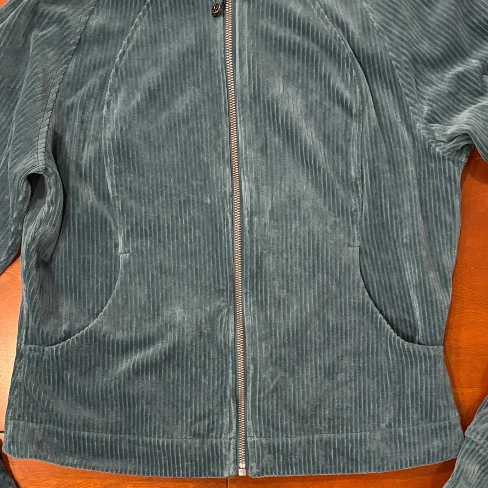 Lululemon Scuba Track Jacket Velvet Cord 8.‎ EUC